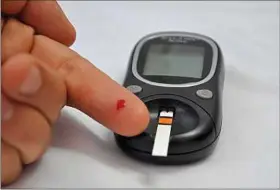  ??  ?? Le lecteur de glycémie permet de mesurer son taux de glucose dans le sang.