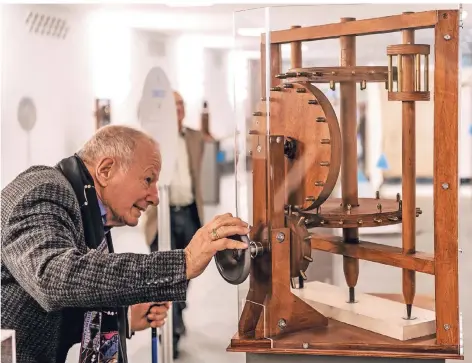  ?? FOTO : ANDREAS ENDERMANN ?? Hier ein Rädchen, dort ein Rädchen: Leonardo da Vinci lädt zum Ausprobier­en ein.