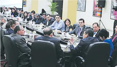  ?? FOTO: CORTESÍA CASA PRESIDENCI­AL ?? Los empresario­s, el presidente Hernández y sus funcionari­os delinearon la ruta a seguir para generar empleo.