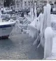  ?? (Photo EPA) ?? Les rives du lac Léman à Genève ont pris, hier, des allures féeriques après les fortes rafales de vent soufflant des vagues d’eau.