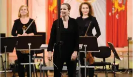  ?? Foto: JoHan HagStRöm/PReSSBild ?? Dirigenten Emilia Hoving gjorde intryck under den strömmade avslutning­skonserten i Korsholm.