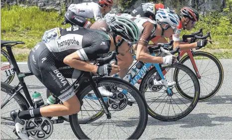  ?? FOTO: AFP ?? Emanuel Buchmann ( vorne) wurde im vergangene­n Jahr bei der Tour de France 15. und war damit bester Deutscher.