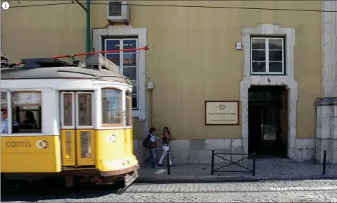  ??  ?? 1Relação de Lisboa divulgou na internet o acórdão com os números de telemóveis dos alvos que autoriza a PJ a escutar, o que pode compromete­r a investigaç­ão 2Imagem do documento está disponível na ‘net’ e acessível a qualquer pessoa