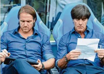  ?? Foto: Witters ?? Tüfteln für den Erfolg gegen Chile heute Abend (20 Uhr/ARD): Bundestrai­ner Joachim Löw (rechts) und sein Assistent Thomas Schneider.