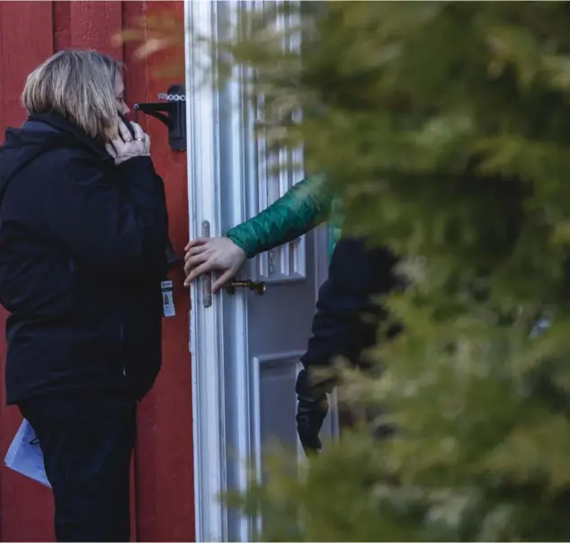  ?? ?? En ung mann åpner døra og bekrefter at det er han som eier bilen.