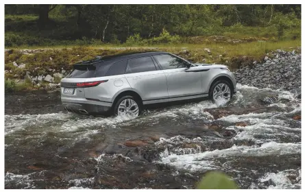  ??  ?? De offroadtec­hniek van de Velar neemt je alle werk uit handen. Het enige dat je zelf nog hoeft te doen, is sturen.