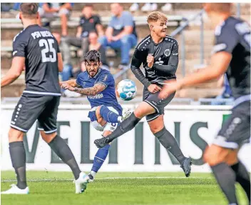  ?? FOTO: TIM REHBEIN/RHR-FOTO ?? Im Parkstadio­n war für den PSV Wesel nichts zu holen, aber darum ging es dem Landesligi­sten auch gar nicht. Danny Latza (blaues Trikot) brachte die Schalker in der 16. Minute in Führung.