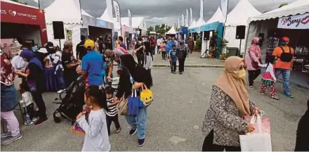  ?? (Foto Rohanis Shukri/bh) ?? Orang ramai mengunjung­i reruai Karnival Jom Heboh 2022 di Putrajaya, semalam.