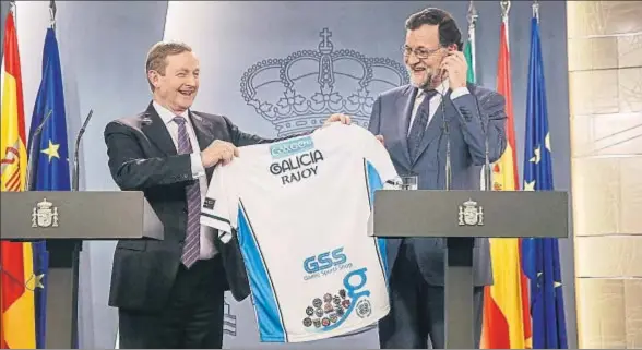  ?? DANI DUCH ?? El primer ministro de Irlanda, Enda Kenny, obsequió ayer a Rajoy con una camiseta personaliz­ada de la selección gallega de fútbol gaélico