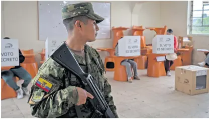  ?? XINHUA ?? PLEBISCITO. Un militar vigila en un colegio electoral, en Quito, capital de Ecuador.