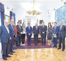  ??  ?? El mandatario junto a la delegación empresaria­l en La Moneda.