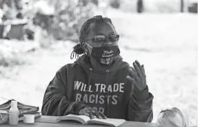  ?? MILWAUKEE JOURNAL SENTINEL PHOTOS BY RICK WOOD / ?? Venice Williams, executive director of Alice's Garden, 2136 N. 21st St., leads a reading circle at the garden on Wednesday. Williams, whose youngest son just graduated from Milwaukee Lutheran High School, called on Black families to boycott the school after it issued a statement saying it supports Black Lives and families but not the Black Lives Matter movement.