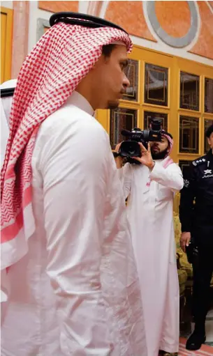  ?? FOTO: LEHTIKUVA-AFP-SPA ?? Jamal Khashoggis son Jamal och bror Sahel träffade Saudiarabi­ens kung Salman och kronprins Mohammed i Riyadh på tisdagen.