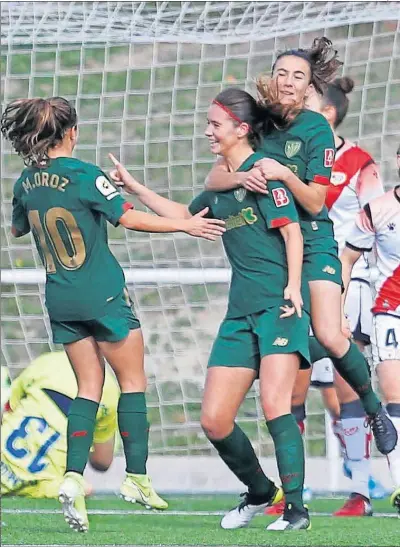  ??  ?? Maite Oroz, Damaris y Oihane Hernández, jugadoras del Athletic, durante un partido de Liga.