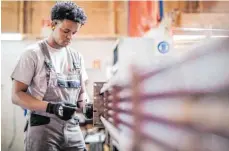  ?? FOTO: CHRISTOPH SCHMIDT ?? Viele anerkannte Flüchtling­e finden im vergangene­n Jahr im Landkreis Lindau Arbeit.