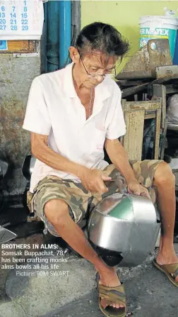  ?? Picture: TOM SWART ?? BROTHERS IN ALMS: Somsak Buppachat, 78, has been crafting monks’ alms bowls all his life