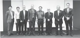  ??  ?? KENANGAN: Dr Rundi merakam kenangan bersama Patrick (tiga kanan) dan Allen (dua kanan) serta tetamu lain pada Seminar Amalan Terbaik Dalam Meningkatk­an Keselamata­n Industri dan Produktivi­ti di Kuching, semalam.