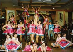  ??  ?? Die Showtanzgr­uppe überzeugte einmal mehr bei ihrem Tanz ins Candy-Land mit tänzerisch­er Fantasie, Präzision und Akrobatik.