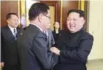  ?? AP ?? Saludo. El líder norcoreano, Kim Jong Un, derecha, saluda al director de seguridad nacional de Corea del Sur, Chung Eui-yong, en Pyongyang.