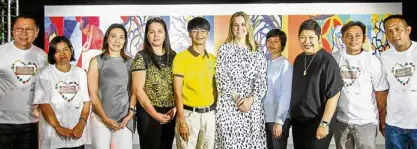  ?? –PHOTOS BY EARVIN PERIAS ?? Local farmers with Ayala Malls head of operations and leasing Myrna Fernandez (third from left), Steps Dance Foundation director Sofia Zobel Elizalde (fifth from right), Department of Agricultur­e director Carolyn Castro (fourth from right), Ayala Malls...