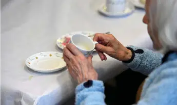  ??  ?? Trollhätta­ns stad, börja lyssna på personalen. Jag jobbar själv inom hemvård och mår bara sämre och sämre, uttrycker skribenten.