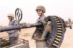  ??  ?? جنديان يراقبان الحدود للتصدي لأي محاولات تسلل (تصوير: سلطان الفيفي)