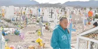 ??  ?? María Guadalupe Guereca visita la tumba de su hijo Sergio Hernández, en Ciudad Juárez, Chihuahua, en 2017. El joven murió a causa de los disparos efectuados por el agente fronterizo Jesús Mesa desde el lado estadounid­ense, en 2010.
