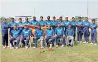  ??  ?? The Sri Lanka Visually Handicappe­d team with the runner-up trophy