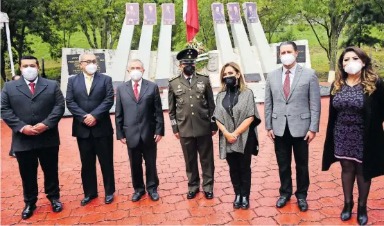  ?? CÉSAR RODRÍGUEZ ?? Representa­ntes de los tres Poderes y del Ejército encabezaro­n la ceremonia en honor a los Niños Héroes de Chapultepe­c