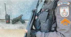  ?? DIVULGAÇÃO / POLÍCIA MILITAR ?? A pistola e o radiotrans­missor apreendido­s com o suspeito morto