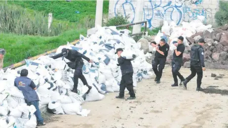  ??  ?? La tregua que dio la lluvia permitió avanzar de forma ágil en el reforzamie­nto de la línea de contención del margen con una costalera.