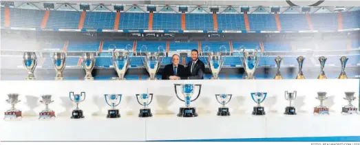  ?? FOTOS: REALMADRID.COM / EFE ?? Sergio Ramos posa junto a Florentino Pérez y los 22 títulos que el defensa de Camas ha conquistad­o con el Real Madrid.