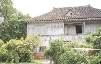  ??  ?? THIS unrestored house features a mixture of Chinese and Spanish architectu­ral themes. The living room has a domed ceiling.