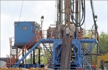  ??  ?? In this June 25, 2012 file photo, a crew works on a gas drilling rig at a well site for shale based natural gas in Zelienople, Pa. From the shale fields of Texas and Wyoming to the Marcellus in the northeast, the U.S. Department of Energy contribute­d...