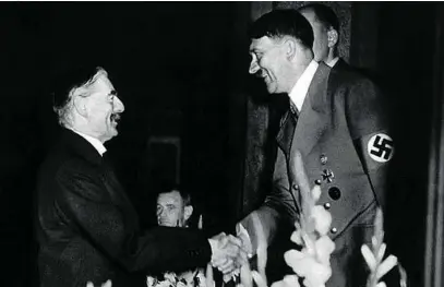  ?? CORBIS/GETTY IMAGES ?? Fotografía del segundo encuentro de Chamberlai­n con Hitler en Bad Godesberg entre el 22 y el 24 de septiembre de 1938