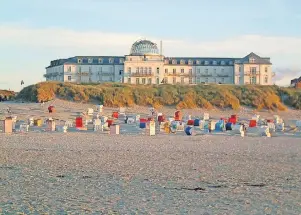  ??  ?? Die schönste Sandbank der Welt: Juist ist ein Traumziel für Nordsee-Reisende, und ein Aufenthalt im Strandhote­l Kurhaus Juist eine vollkommen­e Auszeit vom Alltag.