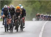  ?? PHOTO GUILLAUME SALIGOT OUEST-FRANCE ?? Après deux journées ensoleillé­es, les coureurs n’ont pas échappé à la pluie, au froid et au vent durant l’intégralit­é de l’étape.