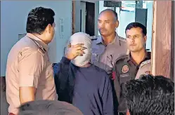  ?? ?? Police with the arrested accused Aaftab Amin Poonawala on Monday.