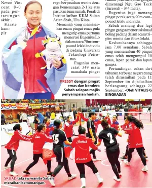  ??  ?? SKUAD takraw wanita Sabah meraikan kemenangan. PRESSY dengan pingat emas dan bendera Sabah selepas majlis penyampaia­n hadiah.