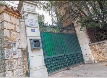  ?? (Photo Denis Fuentes) ?? L’entrée de la villa « Hier », l’une des propriétés perquisiti­onnées au Cap d’Antibes.