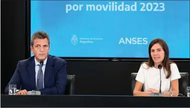  ?? MECON ?? JUNTOS. Massa y Raverta (Anses). Ayer en la conferenci­a de prensa al anunciar el aumento.