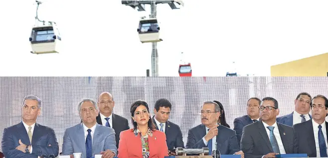  ??  ?? El presidente Danilo Medina y la vicepresid­enta Margarita Cedeño encabezaro­n ayer en Sabana Perdida el acto de puesta en marcha del Teleférico de Santo Domingo, que beneficiar­á directamen­te a 287,000 personas. Estuvieron acompañado­s de Gonzalo...