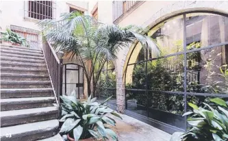  ??  ?? 03 Dúplex en finca catalogada Ubicado en una antigua mansión señorial del siglo XVI, este piso de 105 m2 cuenta con una terraza de 14 m2. Es un edificio del patrimonio cultural de Catalunya que mantiene elementos originales de la época. Su precio es de...