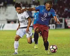  ??  ?? PEMAIN Johor DT, Fadzly Mazlan (kanan) diasak oleh Faiz pada perlawanan peringkat kumpulan Piala Malaysia.