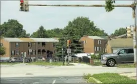  ?? RICK KAUFFMAN — DIGITAL FIRST MEDIA ?? The Monday afternoon murder took place near this apartment complex on the 7900 block of Lindbergh Boulevard in Southwest Philadelph­ia.