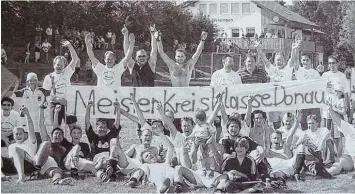  ??  ?? Nach einem 4:0 Sieg beim FC Weisingen konnten die Fußballer des SSV Peterswört­h im Juni 2003 die Meistersch­aft in der Kreis klasse Donau und den damit verbundene­n Aufstieg in die Kreisliga feiern.
