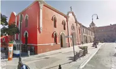  ??  ?? Fúnebre. La Iglesia San Esteban y tras ella, en lo que es la actual zona de bares de Saltillo, cuerpos fueron enterrados.