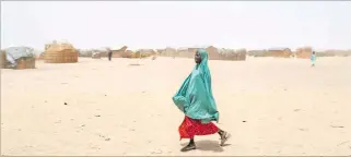  ?? EL PAÍS ?? Pistas. Una niña camina en el asentamien­to de Amma, cerca del lago Chad. Ahí viven 25.000 personas.