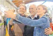  ?? FOTO: SEBASTIAN HEILEMANN ?? Auf der Messe Fruchtwelt steht „Bauer Willi“(Mitte) für Selfies zur Verfügung.