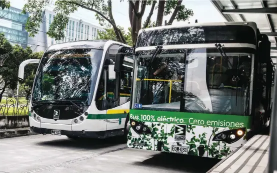  ?? FOTO ?? El bus articulado eléctrico (derecha) que hoy circula en Medellín, tiene una capacidad máxima de 160 pasajeros.